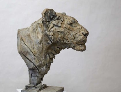 Smile, bust of Lioness - Jürgen Lingl - Leonhard's Gallery